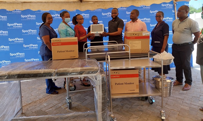 Former WBC Super bantamweight champion Fatuma Zarika together with the SportPesa Foundation blessed Kilifi County Teaching and Referral Hospital with a hearty donation