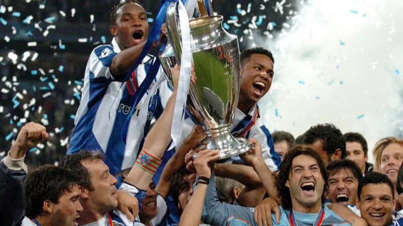 Benni McCarthy alongside other FC Porto players lifting UEFA Champions League title. Image via Backpage