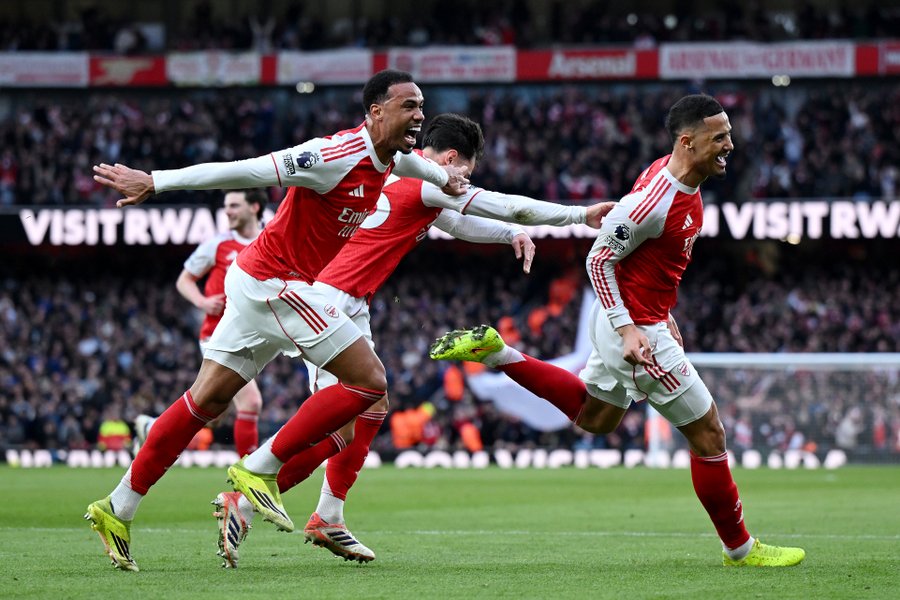 Arsenal win set-piece battle to sink Chelsea in title boost